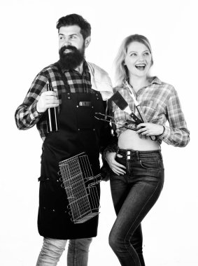 Bira ve Barbekü. Erkek arkadaşı ve kız arkadaşı barbekü seti kullanarak. Mutlu çift barbekü pişirmeye hazır. Barbekü ızgarası tutan kadın ve erkek. Barbekü partisinin tadını çıkarma