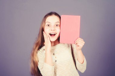 Ders kitabı sunumu. Çalışma ve öğrenme. Kız kitap mor arka plan tutun. Çocuk gösterisi kitabı. Kitap konsepti. Akıllıca alıntılar. Edebiyat Kulübü. Kalkınma ve eğitim. Okuma becerisi. Kişisel günlük