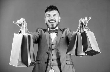 papyonda iş adamı. ağır çantalar. Olgun alışverişkolik. alışveriş çantaları ile şık bir esthete. tatil satın alma. Iş. Büyük satış. Takım elbiseli sakallı adam. satın almalarda tasarruf. online alışveriş zevk