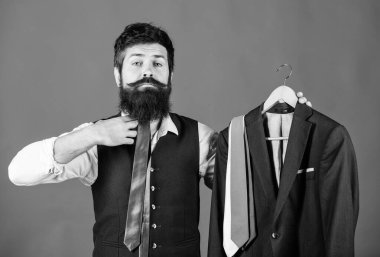 Onun görünümünü bir kravat ekleme. Hipster, sakallı yüzüne ipek kravat eşleştirme. Acımasız hipster tutan kravat toplama ve takım ceket. Modaya uygun aksesuarlarla Unshaven hipster. Fashionist veya hipster