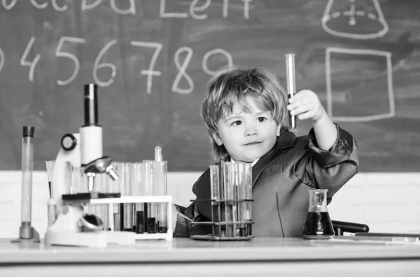 Kid studie biologie chemie. Jongen Microscoop en reageerbuizen school klas. Basiskennis basisschool onderwijs. Educatief experiment. Kennis concept. Fascinerend onderwerp. Kennisdag — Stockfoto