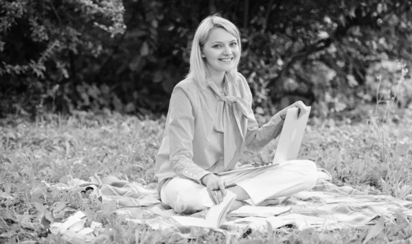 Mulher com laptop sentar no prado grama tapete. Passos para começar o negócio freelance. A empresária freelance trabalha ao ar livre. Concepção de ideias de carreira online ou freelance. Guia iniciando carreira freelancer — Fotografia de Stock