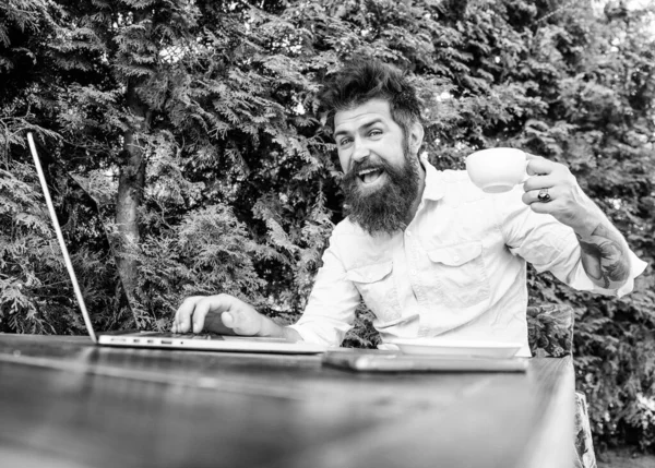 C'est parfait. des affaires agiles. Succès commercial. homme heureux travaillant sur ordinateur portable. employé de bureau. Un homme d'affaires prospère. brutal hipster barbu à la pause café. Répondre par e-mail professionnel — Photo