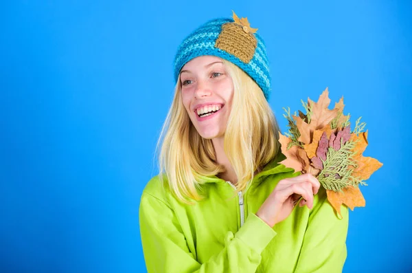 Відчуй себе щасливим цієї осені. Жінка миле обличчя носить в'язаний капелюх тримає опале листя. Осінні кінчики шкіри. Поради щодо догляду за шкірою та краси. Як оновити вашу шкіру на осінь. Насолоджуйтесь осіннім сезоном — стокове фото