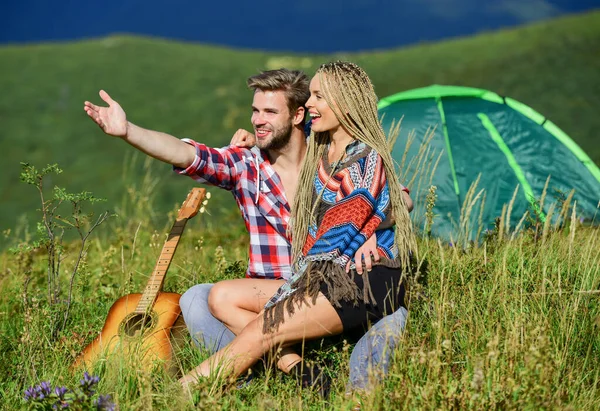 스릴있는 로맨스. 행복 한 부부는 긴장을 풀어 주는 자연의 배경을 좋아 합니다. 사랑의 개념. 캠핑 휴가요. 산에서 야영하고. 가족 여행. 여름 방학이야. 캠핑 텐트 근처에서 남자 친구의 기타 — 스톡 사진