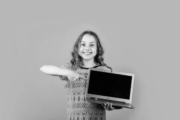 소셜 네트워크 및 블로그. 블로깅 개념. 노트북 컴퓨터와 아이 어린 소녀. PC를 사용하는 어린 아이. 디지털 기술. 노트북으로 아이 공부. 인터넷 서핑. 자신의 블로그를 개발합니다. 개인 블로그 — 스톡 사진