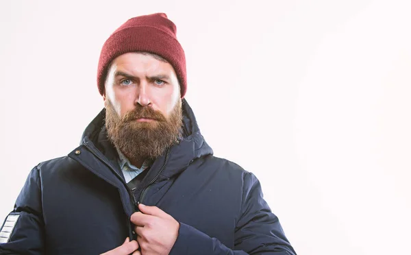 Hipster outfit. Mannen skäggiga hipster står i varm svart jacka parka isolerade på vitt. Snygg och bekväm. Hipster modern mode. Killen bär hatt och svart vinterjacka. Hipster stil herrkläder — Stockfoto