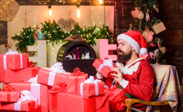 Isto é para ti. Feliz Ano Novo. Caixa de presente de Natal. Homem barbudo. entrega do presente de Natal. Segunda cibernética. Chapéu hipster de Pai Natal. Compras de Natal. vendas de compras de inverno. Duende alegre — Fotografia de Stock