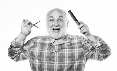 Sabah rutininin tadını çıkarıyorum. tıraş makas takım kiti. olgun sakallı adam beyaz izole. saç kesimi ve fırçalama. Traşsız yaşlı adamın bıyığı ve sakalı var. berber dükkanı kavramı. tıraş aksesuarları