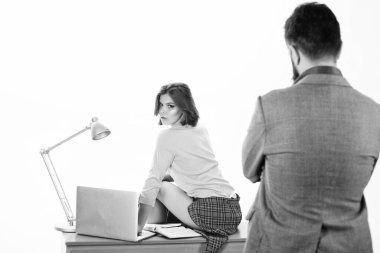 Adam patron stand içinde ön arasında seksi kız Working laptop. Ofis Yöneticisi veya Sekreter. Seksi kişisel Sekreter. Arzu dolu. Cinsel fantezi. Seksi Bayan işçi. Muayene için hazır. Cinsel gerginlik