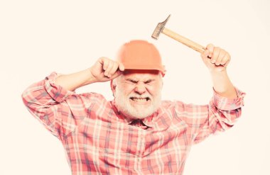 Güvenilir tamirci. mimar tamir ve Fix. mühendis işçisi. profesyonel tamirci kask. hardhat olgun sakallı adam. İnşaat inşa. adam yapıcı kullanım çekiç aracı