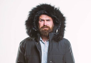 Kış kıyafeti. Hipster kış moda. Adam kukuleta ile siyah kış ceket giymek. Hava değişiklikleri için hazır. Kış şık erkek giyim. Sakallı adam ayakta beyaz arka plan üzerinde izole sıcak ceket parka