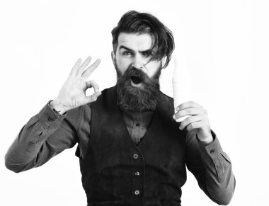 Sakallı adam elinde kızgın yüzlü bir kefir şişesi tutuyor.