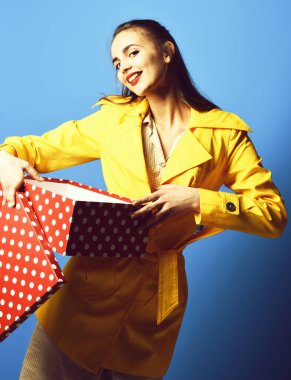 Kazıklı, gülümseyen renkli kız.