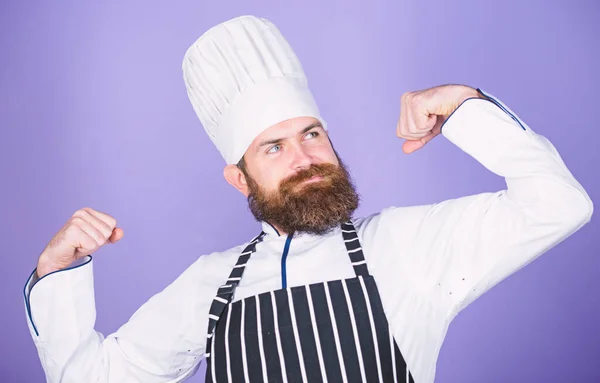 Matlagning är min kraft. Mina hemliga tips är kulinariska. Matlagning lätt och trevlig ockupation. Bli kock på restaurang. Professionell kock. Självsäker skäggig stark kock vit uniform. Prova något speciellt — Stockfoto