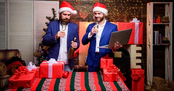 Los hombres socios de negocios beben champán. La gente de negocios bebe champán para celebrar el éxito. Los colegas celebran un nuevo año. Revisar el éxito empresarial. Concepto de celebración. Celebrar el año exitoso —  Fotos de Stock