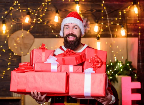 Gran regalo. Feliz año nuevo. Caja de regalo de Navidad. Papá Noel barbudo entrega regalos. Compras de Navidad. hombre barbudo sombrero de santa. entrega de regalo de Navidad. ventas de compras de invierno. Elfo alegre — Foto de Stock