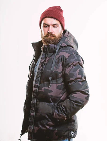 Vinter outfit. Hipster vinter mode. Vinter elegant herrkläder. Killen bär hatt och svart vinterjacka. Snygg och bekväm. Man bearded utmärker varm svart jacka parka isolerad på vit bakgrund — Stockfoto