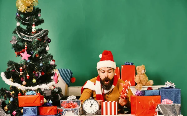Mann mit Bart und überraschtem Gesicht feiert den Weihnachtstag — Stockfoto