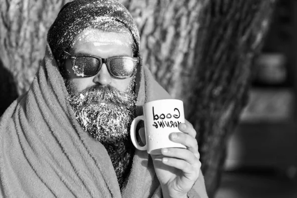 Bardaklı battaniyeli adam — Stok fotoğraf
