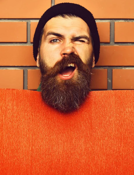 Barbudo brutal hipster caucásico con hoja de papel rojo —  Fotos de Stock