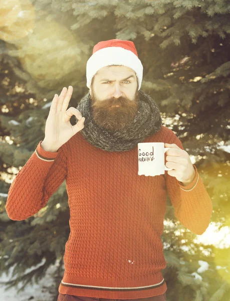 Noel Baba şapkalı somurtkan adam. — Stok fotoğraf