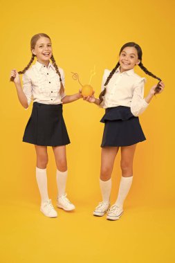 Meyve suyu glikoz enerji kaynağı. Okul yemeği. Mutlu çocuklar meyve suyu içer. Sağlıklı yiyecekler. Vitamin beslenmesi. Taze meyve okulu. Kız çocuklar portakal meyvesi taze meyve suyu içiyor. Liseli kızlar öğle yemeği paylaşımı