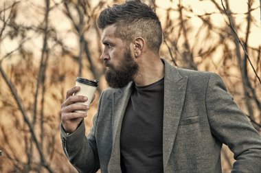 Her sabah kahveyle başlar. Sonbahar sabahında hippi bardağı sıcak içecekle birlikte tutar. Yönetmen sabah kahvesi ya da çay içer. Kahvaltı içkisi. Sabah havası