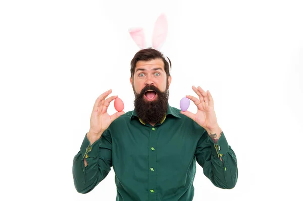 Пасхальне яйце сюрприз. Здивований хіпстер тримає яйця. Бородатий чоловік відкриває рот з несподіванкою. Весняний час. Святкування свята. Це несподіванка кролика. З Великоднем сюрпризом — стокове фото