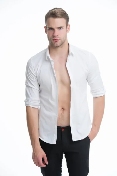 Sexy y carismático. Soltero aislado en blanco. Hombre sexy con camisa desabotonada. Un tipo guapo con el torso desnudo sexy. Moda y estilo. Atractivo y sexy — Foto de Stock