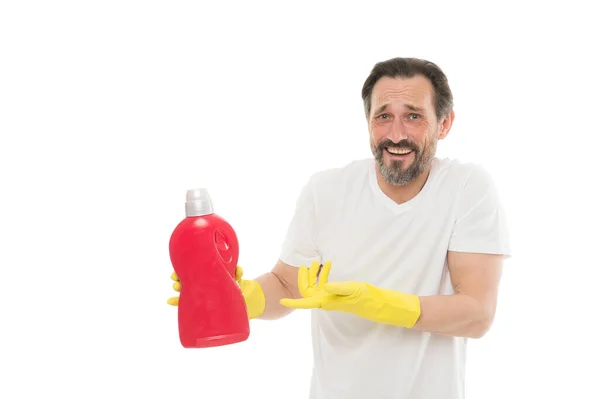 Jaja sobie robisz? Sprzątanie i obowiązki domowe. Mężczyzna w gumowych rękawiczkach trzyma płyn do czyszczenia chemikaliów w butelce. Brodaty facet sprzątający w domu. Koncepcja sprzątania. Pozbądź się plam. — Zdjęcie stockowe