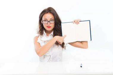 Gözlüklü seksi iş kadını portresi. Gözlüklü çekici sekreter kız. Kadın kitabı işaret ediyor. Gözlüklü bir iş kadını. Modern ofis konsepti. Okula dönüyorum. günlük anıları