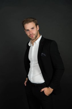 Muhafazakâr kalıyorlar. Tarz sahibi bir iş adamı. Ofis tarzında modern bir adam. Profesyonel gardırop. İş elbisesi kuralı ve resmi tarz. Moda ve tarz