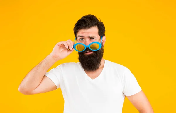 Accessoires, die zu Ihrem individuellen Stil passen. Hipster schauen durch schicke Brillen. Mode Party Accessoires. Das Tragen von Augen-Accessoire mit Farbfilter. Bärtiger Mann mit Party-Look im trendigen Accessoire — Stockfoto