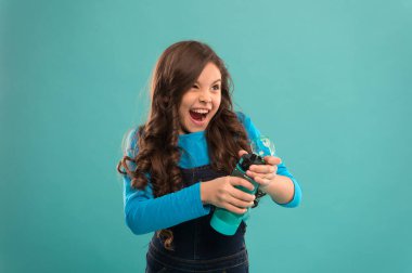 Su dengesi kavramı. Biraz sıvı iç. Ekoloji. Doldurulabilir şişeyi her yere taşıyın. Sağlıklı bir hayat. Sağlık ve su dengesi. Kız su şişesini tutuyor. Uzun saçlı çocuğun su şişesi var.