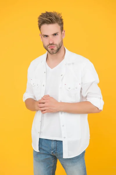 Mode är hans liv. sexig och ung kille. studentlivet. Snygg självsäker man i vit skjorta. sommar och vår kollektion. Frisör hårvård. Man bär vit skjorta. man casual mode stil — Stockfoto