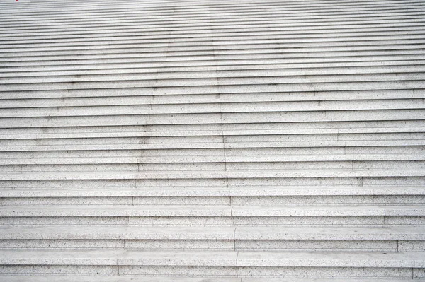 Gehen Sie die Treppe zum Erfolg. Steintreppen im Freien. Treppen oder Treppen. Abstrakte Treppen zum Hintergrund. Konkrete Schritte. Architektur und Struktur. Erfolg und Ehrgeiz — Stockfoto