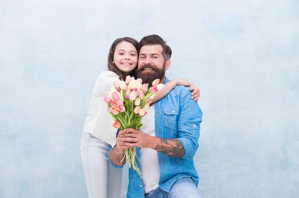 Vatertag. Blumenladen. Familientradition. Herzliche Glückwünsche zum Geburtstag. Zarte Tulpen für die Tochter. Mann Tulpenstrauß. Vater Tulpen Mädchen. Papa mit Blumen. Geburtstagsfeier. Internationaler Frauentag — Stockfoto