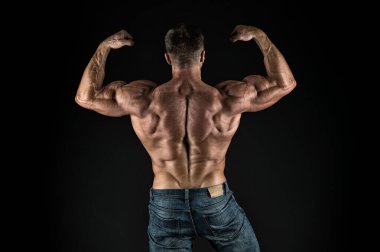 Kas kurulumu. Sporcu kollarını arkaya doğru uzatıyor. Sporcu, pazı kaslarını göster. Güçlü sporcu ya da vücut geliştirici siyah arka plan. Spor ve spor. Her sporcuda gelişme payı vardır.