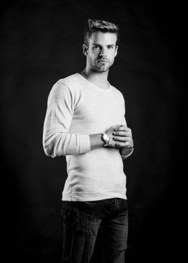 Statü ve itibar. Yakışıklı hippi kol saati takan bir adam. Pahalı bir aksesuar. Saat tamiri. Hediyelik eşya dükkanı. Kendinden emin, maço, lüks, siyah bir arka plan. Saatler uygundur.