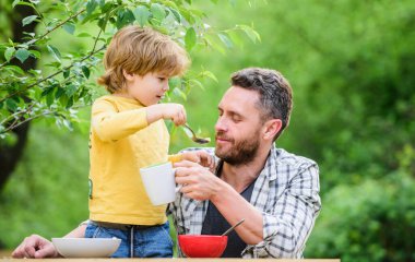 Her zaman birbirimizi taşırız. Babalar günün kutlu olsun. Babasıyla küçük çocuk mısır gevreği yiyor. Yaz pikniği. Baba oğul dışarıda yemek yiyorlar. Sağlıklı yemek ve diyet. Çocuklar Günü 'nde. Aile yemeği zamanı.