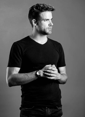 Saat tamiri. Dakik ol. Yakışıklı hippi kol saati takan bir adam. Pahalı bir aksesuar. Kendine güvenen maço lüks saat mavi arka plan. Saatler uygundur. Durum ve itibar