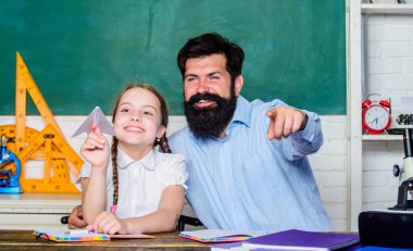 Okul boş zamanlarında öğreniyor. Öğrencilerden oluşan bir topluluk yaratmak. Öğretmen ve okul kızı. Etkin bir şekilde büyüyen ve gelişen ilgili öğrenciler. Sakallı pedagog ve öğrenci eğleniyor.