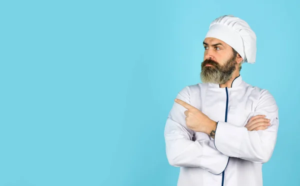 Restaurant keuken concept. Voorbereiding en culinair concept. culinair en keuken. Gezond eten koken. Een bebaarde chef-kok uniform. Een man met baard kookt in de keuken. Professionele chef in kokkin uniform — Stockfoto