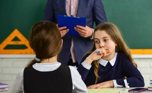 Comunicazione. Gruppo di discussione di bambini e insegnanti. Insegnante e bambino che imparano in classe. studiare insieme è bello. Torniamo a scuola. aiuto e supporto. Allievo elementare con insegnante in aula — Foto Stock