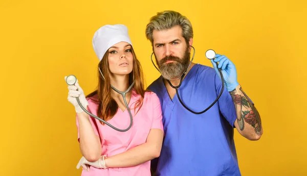 La mayor riqueza es la salud. enfermera y médico con estetoscopio. fonendoscopio terapeuta familiar. Equipo médico. atención médica pediátrica. Trabajo en equipo en el hospital para el éxito y la confianza. profesión personal de medicina — Foto de Stock