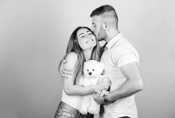 La vida juntos. regalo de San Valentín. sexy chica y hombre mantenga osito de peluche. relación romántica. cita de amor. valores familiares. pareja enamorada. relaciones familiares y felicidad. abrazo hombre y mujer —  Fotos de Stock