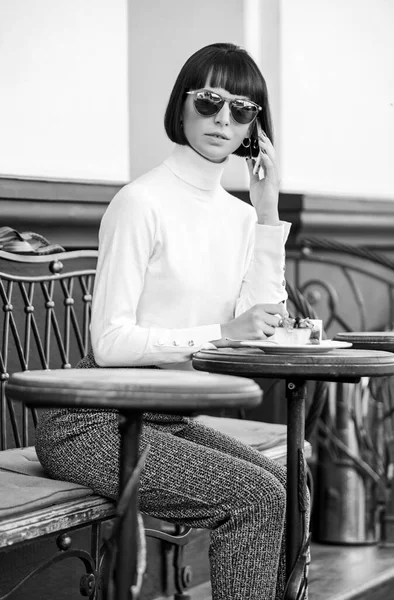 Concetto di svago. Donna attraente elegante bruna trascorrere il tempo libero caffè terrazza sfondo. Tempo piacevole e tempo libero. Chiama un amico. Relax e pausa caffè. Ragazza signora alla moda con smartphone — Foto Stock