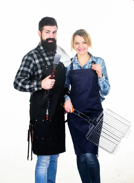 Man skäggig hipster och flicka redo för grill vit bakgrund. Sommartid fritid. En grillfest på bakgården. Familjen bbqs idéer. Ett par förälskade som gör sig redo för grillning. Picknick och grill — Stockfoto