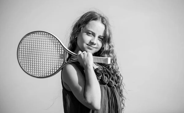 Vida activa. Niño jugar tenis azul cielo fondo. Chico deportivo. Niña pequeña con raqueta de tenis rosa. Ocio de verano. Juego de deportes. Chico alegre juguetón. Feliz infancia. Positivo. Bebé emocional — Foto de Stock